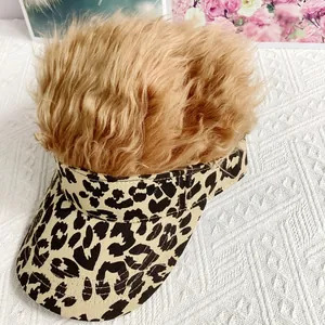 Detalle del cabello sintético y el estampado de leopardo en esta gorra de béisbol creativa