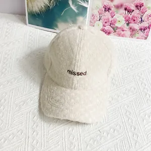 Detail einer beige Lammwoll-Baseballkappe mit brauner missed Stickerei für Damen