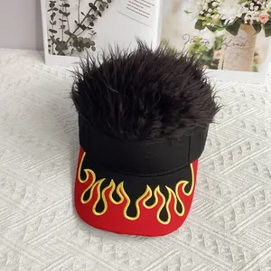 Détail d'une casquette avec perruque noire et visière rouge au motif flamme brodé