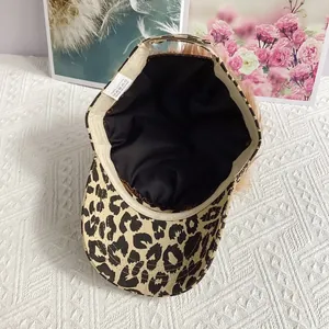 Detalle del interior de la gorra con estampado de leopardo y etiqueta de 100% algodón