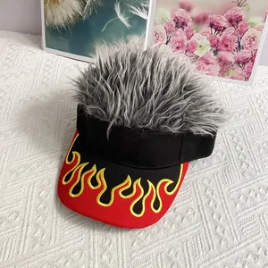 Détail d'une casquette avec motifs de flammes et faux cheveux gris synthétiques