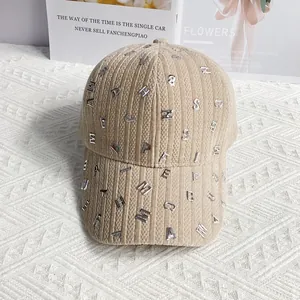 Dettaglio cappellino da baseball in velluto a coste kaki con lettere in metallo argento