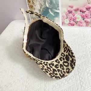 Detalle interior de la gorra de béisbol de leopardo con etiqueta de 100% algodón