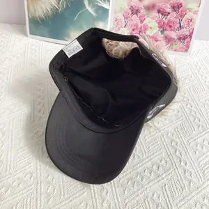 Detalle del forro de algodón de la gorra con peluca y etiqueta de material y pelo rubio