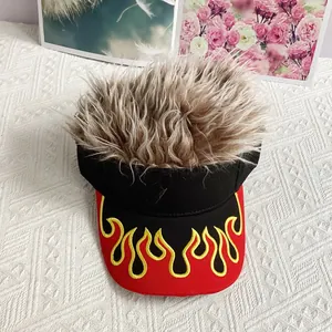 Vue de dessus de casquette de baseball à broderie flamme avec perruque synthétique brune