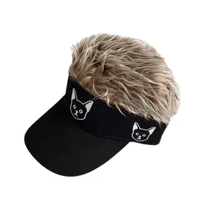 Visera negra con pelo de peluca marrón claro y bordado de gato para estilo hip hop