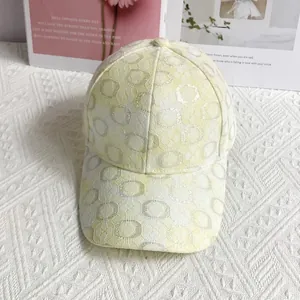 Dettaglio ravvicinato del tessuto di pizzo beige traspirante con fili metallici sul cappello