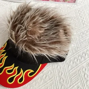 Détail de la broderie flamme sur la visière avec cheveux synthétiques réalistes