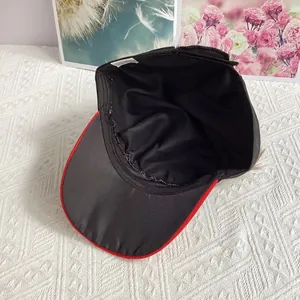 Détail de la doublure intérieure et de l'étiquette de lavage d'une casquette de baseball noire