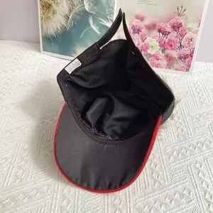 Vue détaillée de l'intérieur de la casquette en coton avec fermeture velcro et bandeau