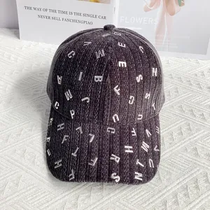 Primo piano di un cappellino da baseball in velluto con borchie a forma di lettere
