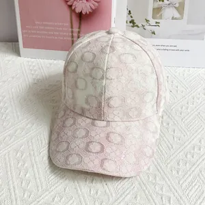Dettaglio del cappellino da baseball in pizzo rosa e bianco con motivi traforati