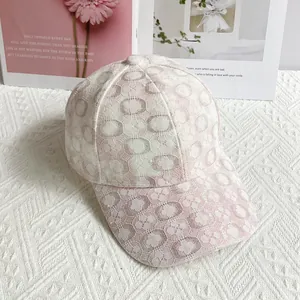 Dettaglio del pizzo floreale rosa sul cappellino da baseball traspirante da donna