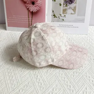 Dettaglio del cappellino da baseball in pizzo floreale con fodera in rete rosa