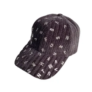 Berretto da baseball in velluto a coste grigio scuro con lettere metalliche decorative