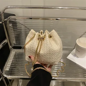 Sac seau tissé beige chic avec chaîne dorée et perle décorative pour l'été moderne
