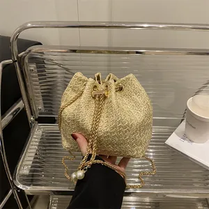 Sac seau tissé tendance avec cordon de perles élégant et bandoulière dorée