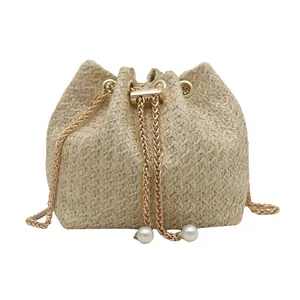 Sac seau tissé à la mode avec chaîne dorée et cordon de serrage avec perles