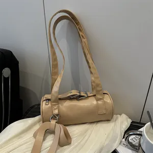 Modische hellbraune zylindrische Boston Schultertasche mit Metallschnalle und U-Anhänger