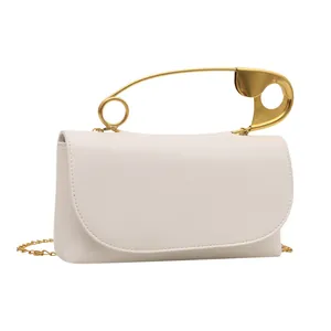 Sac bandoulière blanc minimaliste avec poignée en épingle à nourrice dorée et bandoulière chaîne