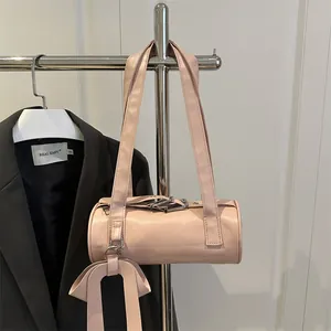 Hellrosa Zylindertasche mit schickem Schleifenanhänger für trendige Damenmode Accessoire
