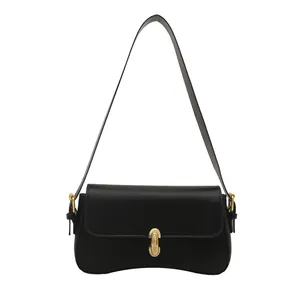Sac sous le bras minimaliste en cuir noir avec base ondulée et boucle dorée en U