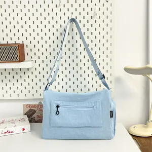 Sac bandoulière en toile bleu clair minimaliste avec poche zippée et sangle réglable