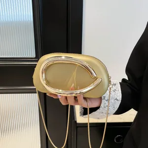 Elegante borsa da sera ovale dorata con manico in metallo vintage e catena sottile