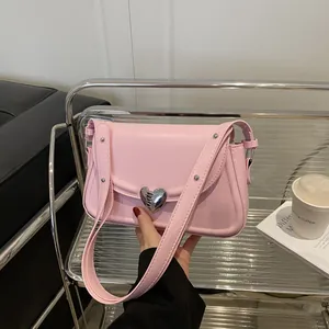Rosa minimalistische Umhängetasche mit Herzschnalle und verstellbarem Gurt im Lifestyle