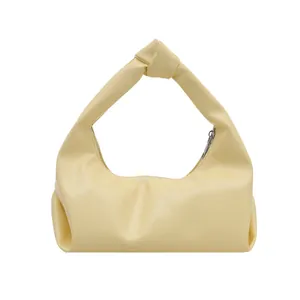 Borsa dumpling minimalista giallo crema in morbida ecopelle con manico annodato