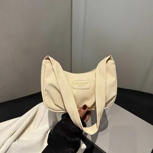 Elegante borsa hobo in tela beige arricciata da donna con etichetta e design minimal