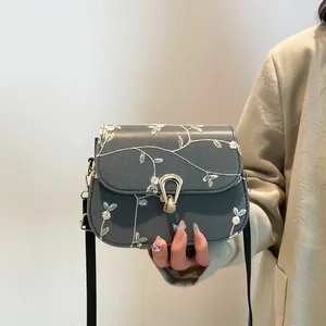 Petit sac carré brodé rétro avec motif floral et chaîne de perles pour femme