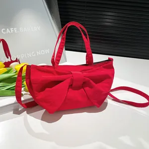 Sac à main rouge en nylon avec noeud et bandoulière pour un style décontracté