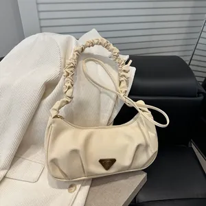 Elegante borsa hobo beige con manico a pieghe e logo triangolare per stile casual