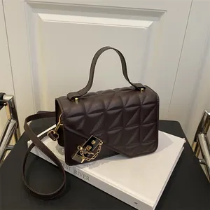 Sac à bandoulière matelassé marron foncé avec fermoir doré et chaîne décorative