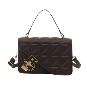 Sac à bandoulière matelassé marron foncé avec fermoir doré et sangle réglable