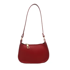 Borsa baguette rossa in pelle grana litchi con forma a mezzaluna e zip oro