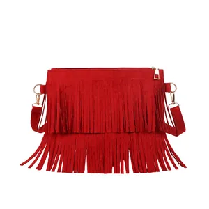 Rote Crossbody-Tasche aus mattem Wildleder mit langen Doppellagen-Fransen und Goldzipper