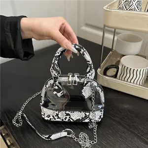 Mini-Muschelhandtasche mit schwarzer Lackoptik und Schlangenmuster-Akzenten in Zebra-Optik