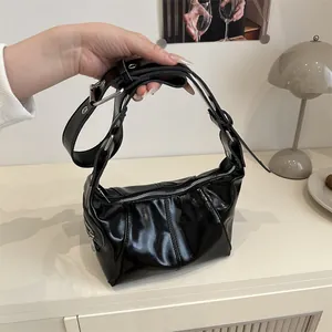 Modische schwarze Lackleder Halbmondtasche mit Silberbeschlägen und Faltenstruktur