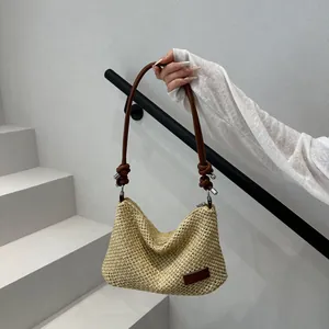 Sac à bandoulière en paille tressée avec sangle en cuir marron et nœuds élégants