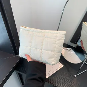 Schicke weiße gesteppte rechteckige Handtasche mit Metallreißverschluss und weichem Stoff