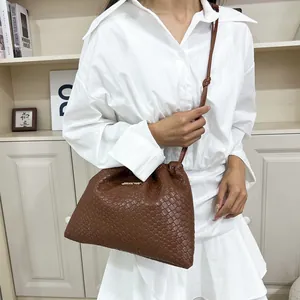 Sac seau tissé marron avec plaque logo dorée et bandoulière réglable à nœud élégant
