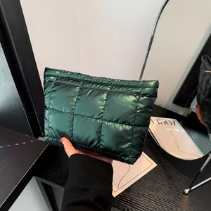 Schicke dunkelgrüne gesteppte Puffer-Clutch mit Metallic-Finish und gepolstertem Design