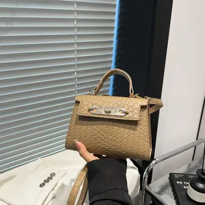 Sac à bandoulière moderne en cuir tressé kaki avec fermoir métallique et poignée