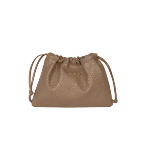Sac seau tissé kaki avec cordon de serrage et bandoulière sur fond blanc neutre