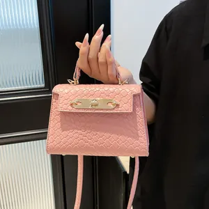 Sac à main élégant en cuir tressé rose pour femme avec fermoir doré et bandoulière amovible