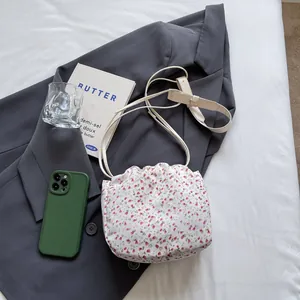 Borsa a tracolla con coulisse e stampa floreale da donna in una scena di stile elegante