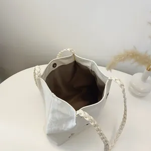 Minimalistische crèmewitte draagtas met gevlochten handvatten en bruine voering