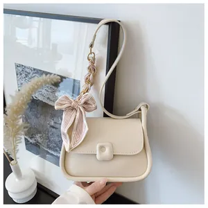 Sac à bandoulière blanc crème avec chaîne en foulard de soie et nœud élégant